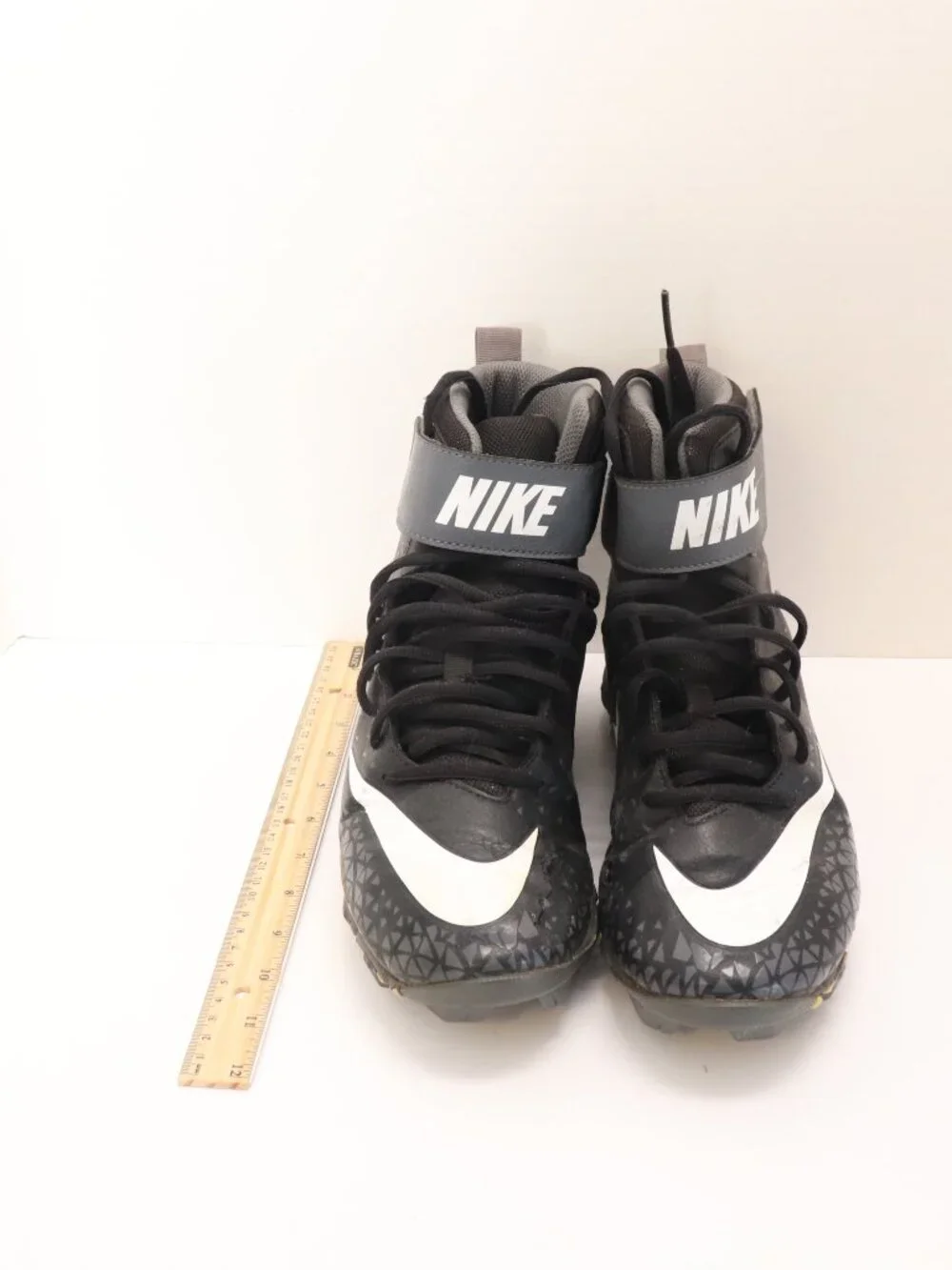 Nike Men's Football Boots Black and White Size 8 S/N 880 109 002
